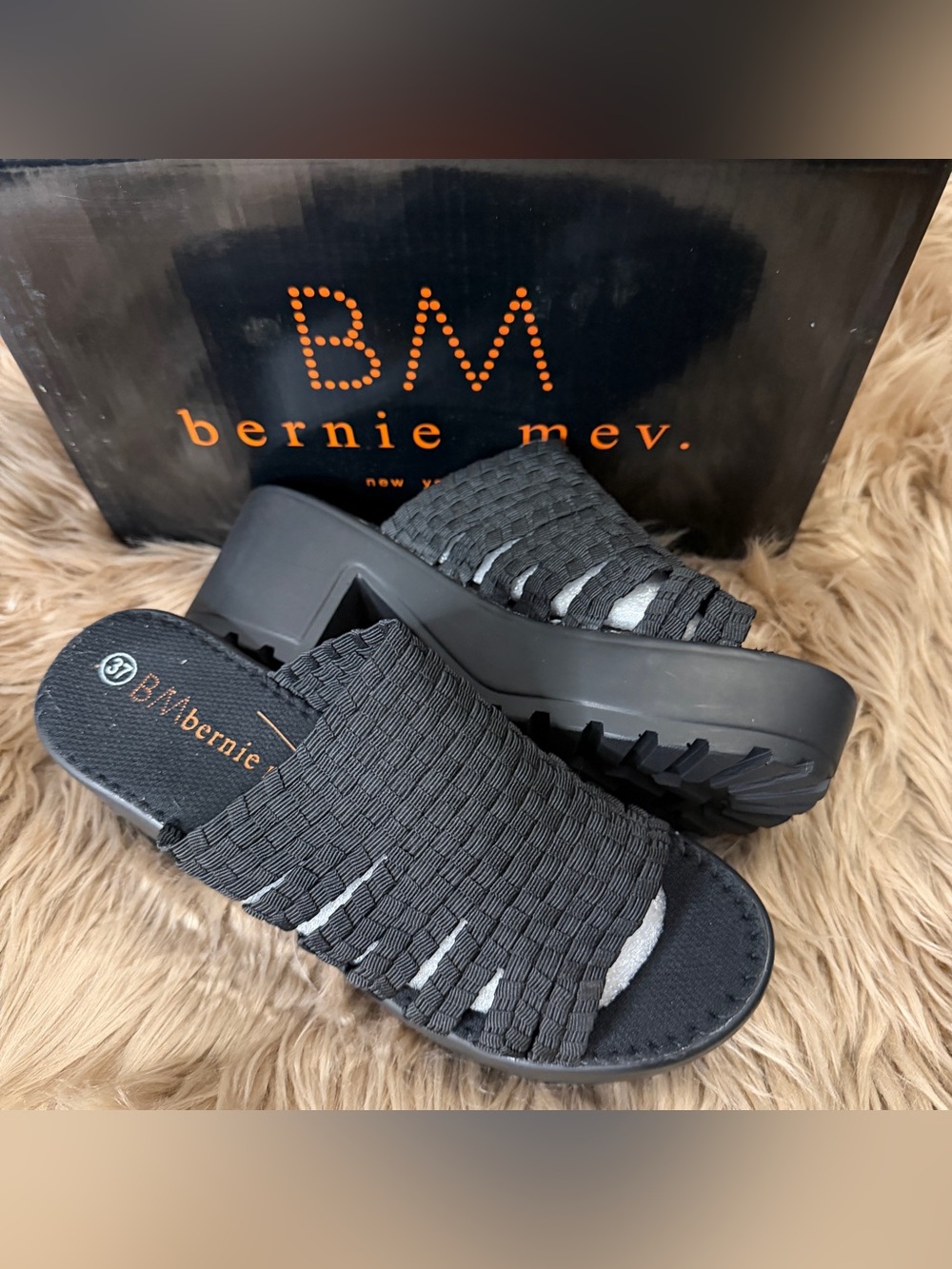 bernie mev. Jessy Black Woven Platform Slide Mules, sz 37 or 6 USA 90s Y2K
